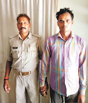 पुलिस मुठभेड़ में फरार इनामी बदमाश गिरफ्तार