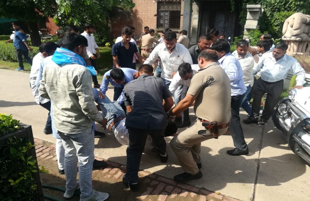 NSUI workers protest against deendayal upadhyay's statue in agra university