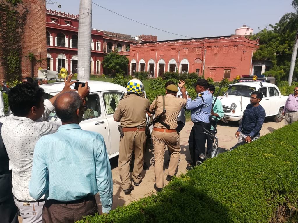 NSUI workers protest against deendayal upadhyay's statue in agra university