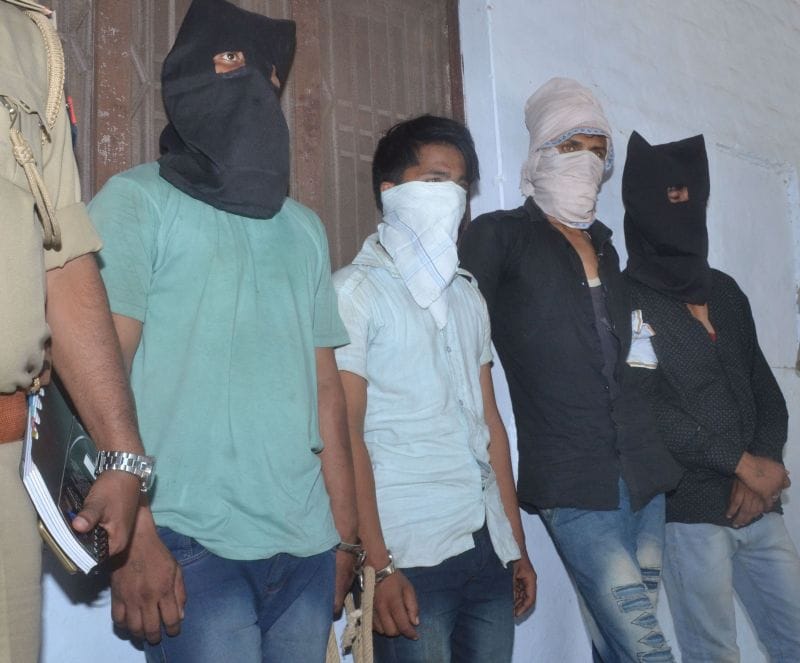 ओला कैब सवार बदमाशों ने पुलिस पर की फायरिंग