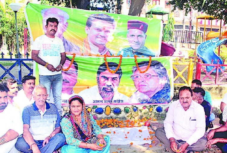 सांसदों की फोटो पर डाले हार, दी श्रद्धांजलि