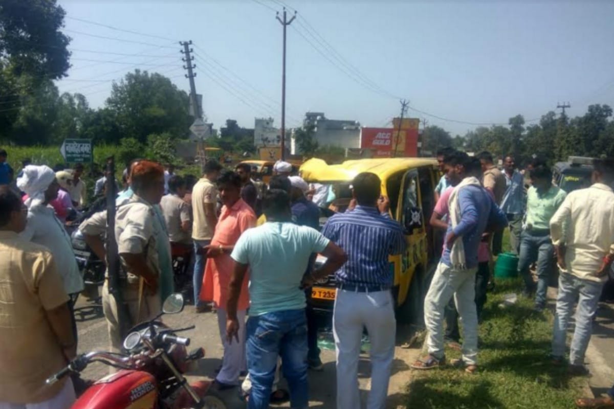 मौके पर जमा भीड़