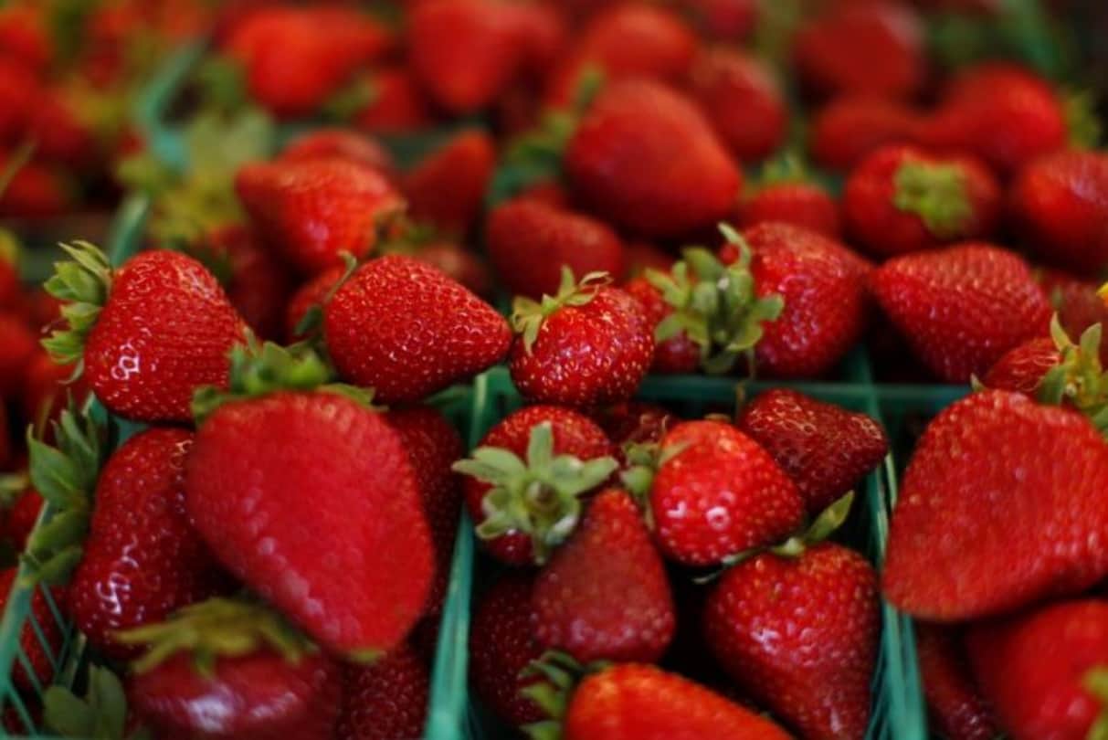 how to use strawberry face pack for glowing skin