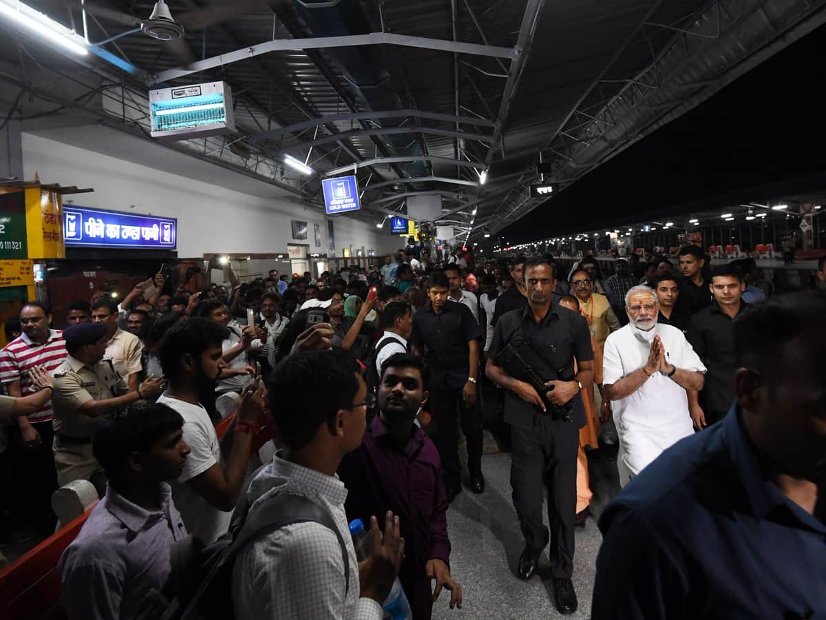 PM modi break his own protocol at varanasi