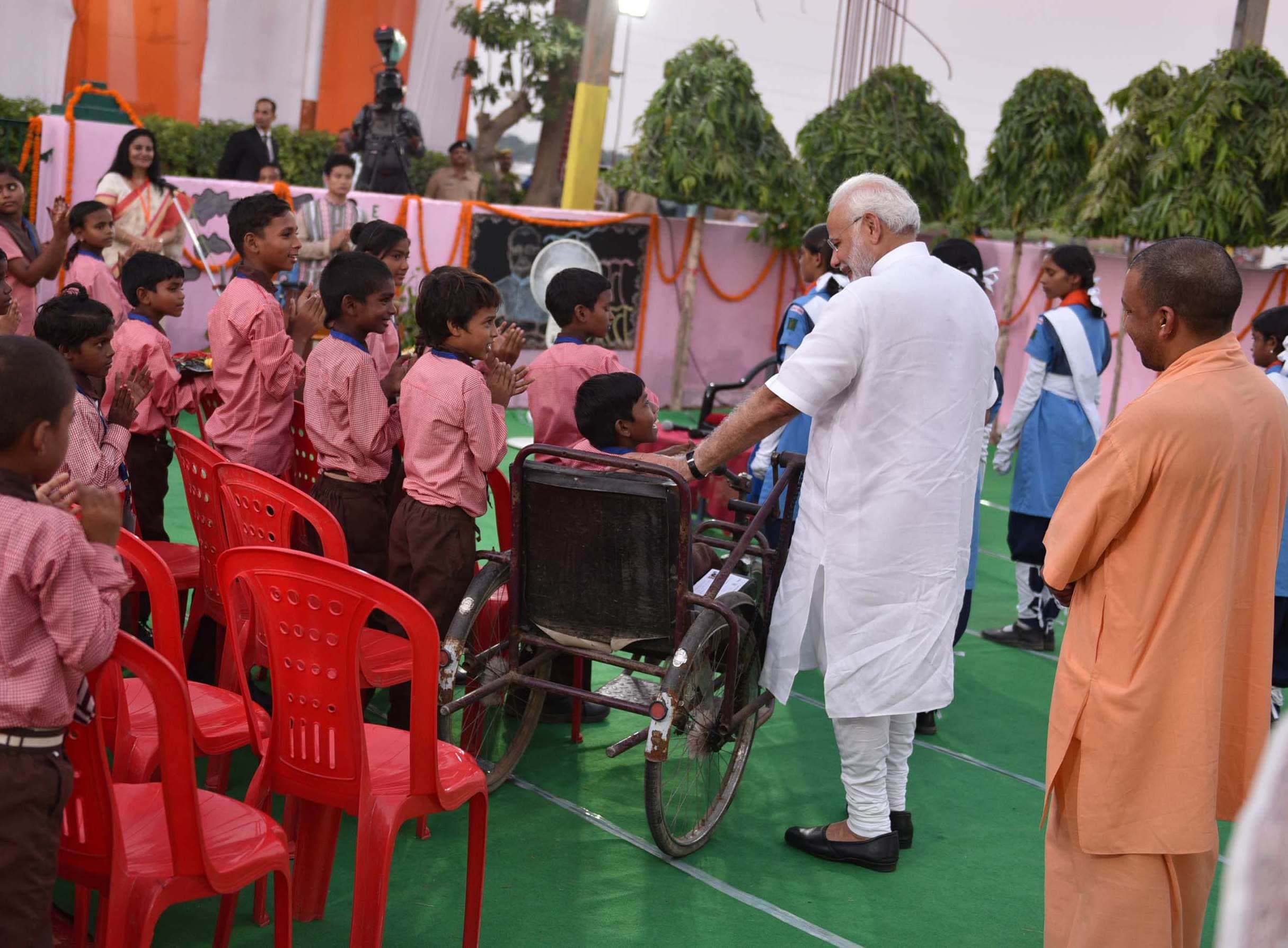 PM modi teaches children and says that never want to be scared