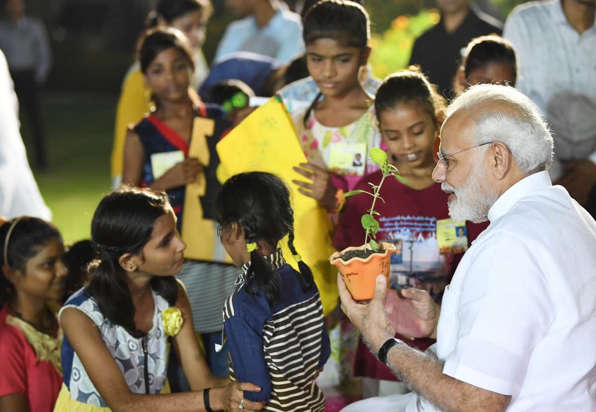 PM modi gave his pen to school student in varanasi