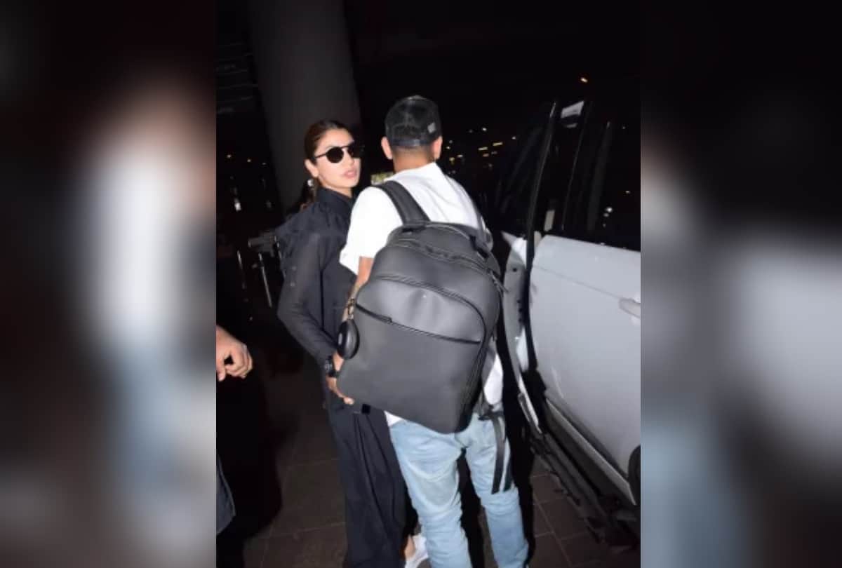 virat anushka shares adorable moment while leaving from airport as they hug each other delhi ncr