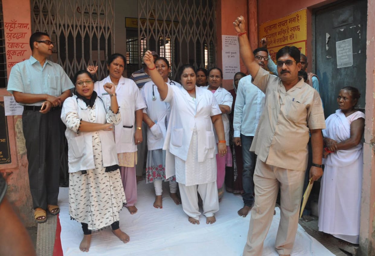 Work stopped by locking woman hospital