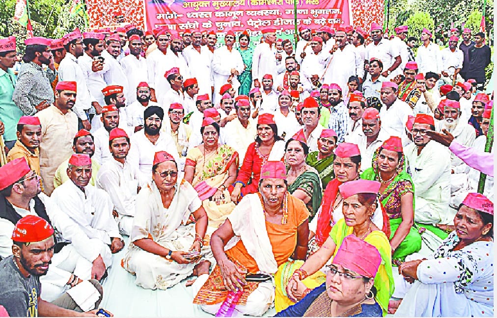 spaio ne kmisnary park me kiya dharna pardarshan
