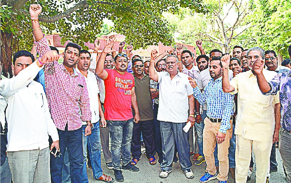 vyapariyo ne calectrat par kiya pardarshan