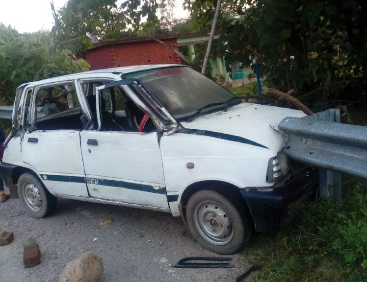 ट्रक चालक ने जाहू में तोड़ी दो कारें