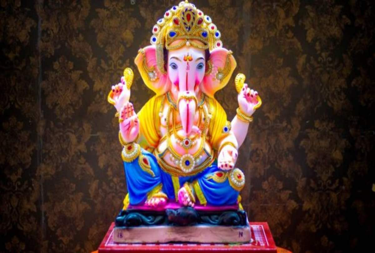 importance of offering flowers and chant mantra to hindu god worship