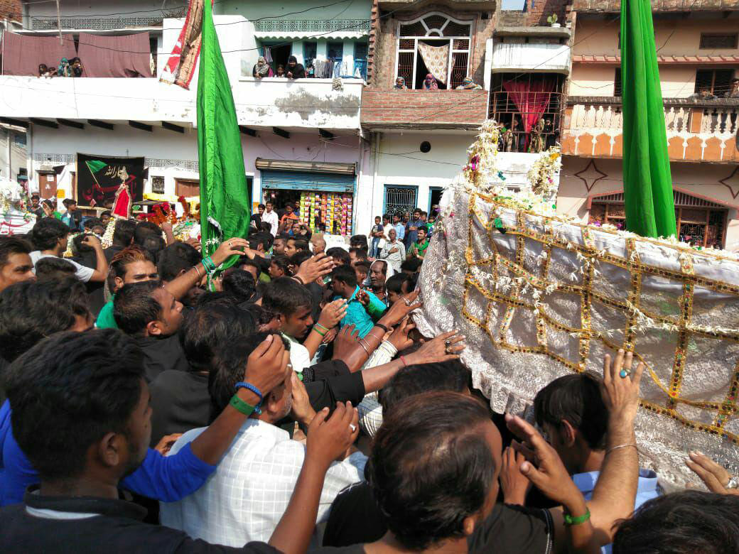या हुसैन, या अब्बास की सदां के साथ गूंजता रहा शहर