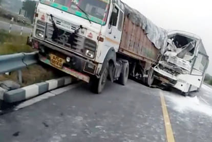 road accident on agra lucknow expressway