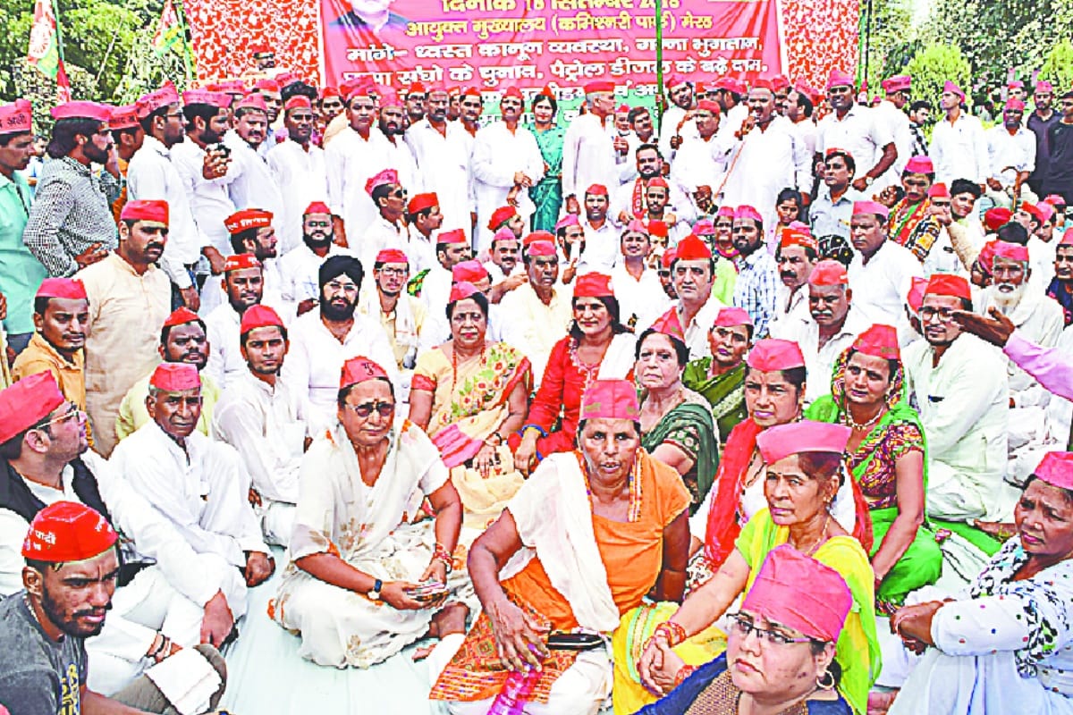 धरना-प्रदर्शन कर सपाइयों ने भरी हुंकार