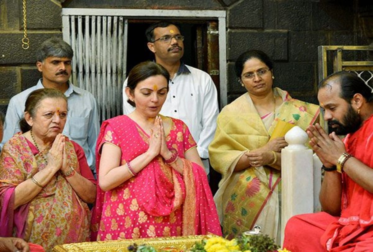 Mukesh ambani wife Nita ambani special red colour outfit on ganpati pooja
