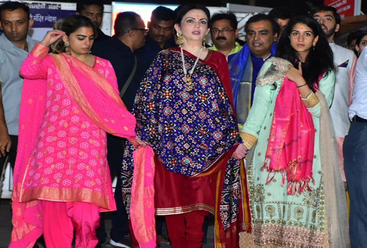 Mukesh ambani wife Nita ambani special red colour outfit on ganpati pooja