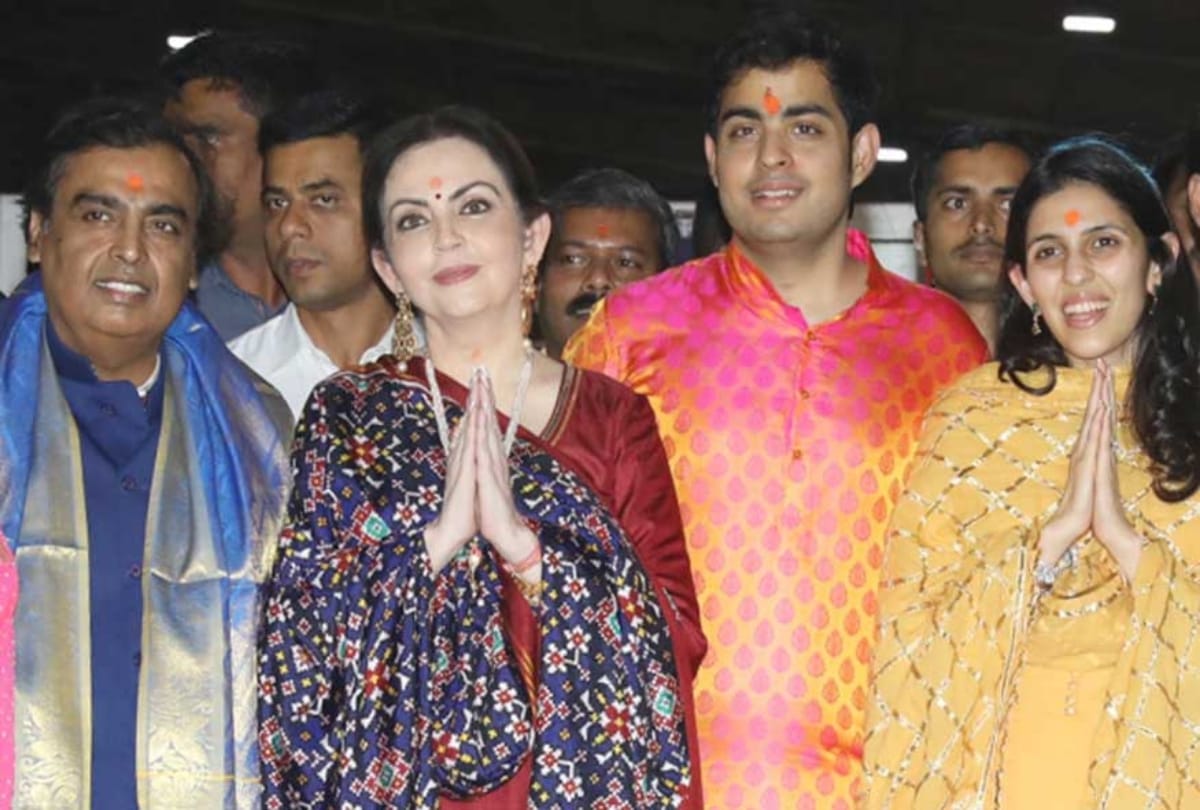 Mukesh ambani wife Nita ambani special red colour outfit on ganpati pooja