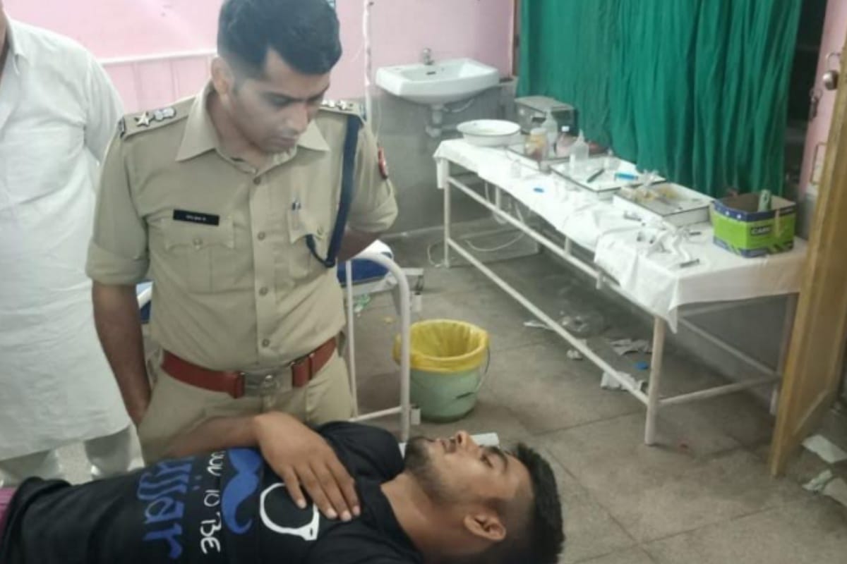 encounter Again in UP police team arrested two badmash with a briefcase of 10 lacks