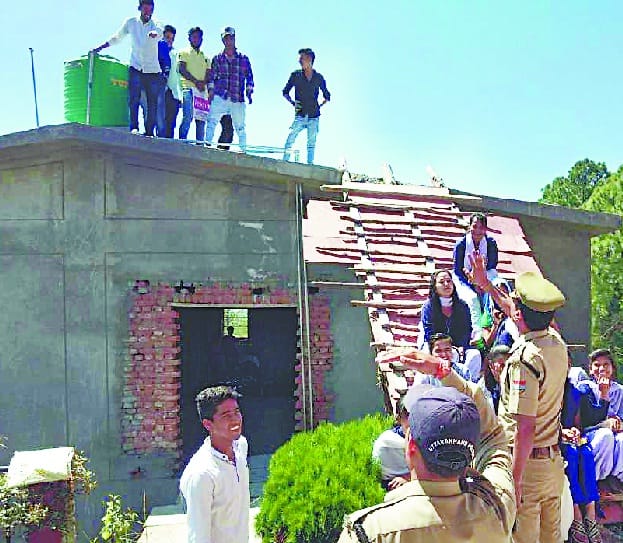 Students climbing on the roof of Narayan Nagar College