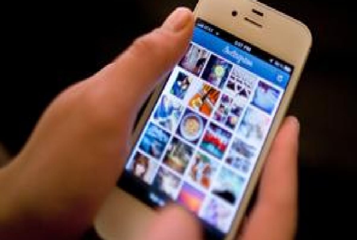 A Man stealing wifes friend private photos through her mobile
