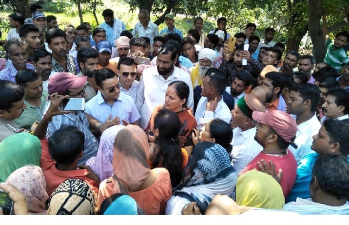 रात में डेढ़ घंटे बंधक रहे वन विभाग के अधिकारी
