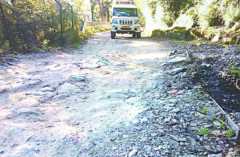 Become a dozen danger zones on Munsariyya road
