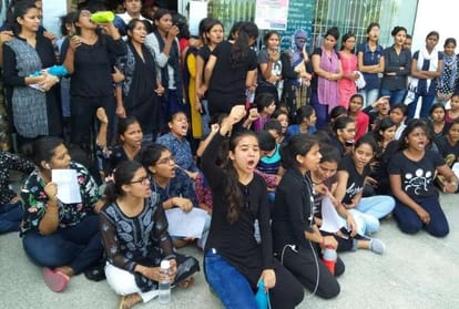 protest of students in lucknow university and BBAU for unhygienic food