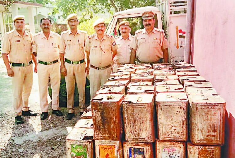 पिकअप से 108 टीन बिरोजा बरामद