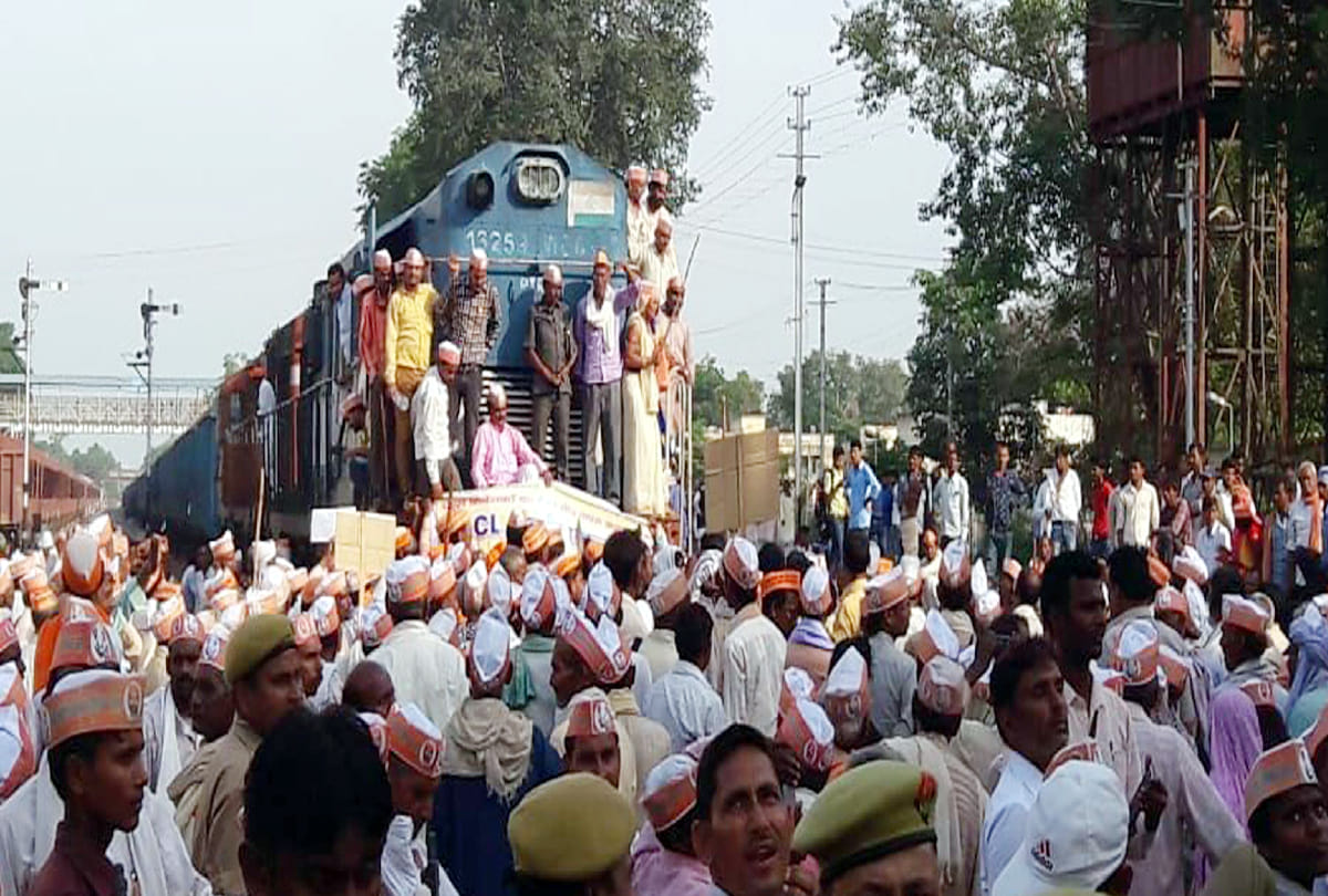 farmers stop trains for Bundelkhand State