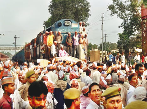 Bundelkhand State for farmers to stop trains
