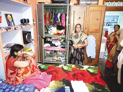 Choro handles nine lakh jewelery and cash
