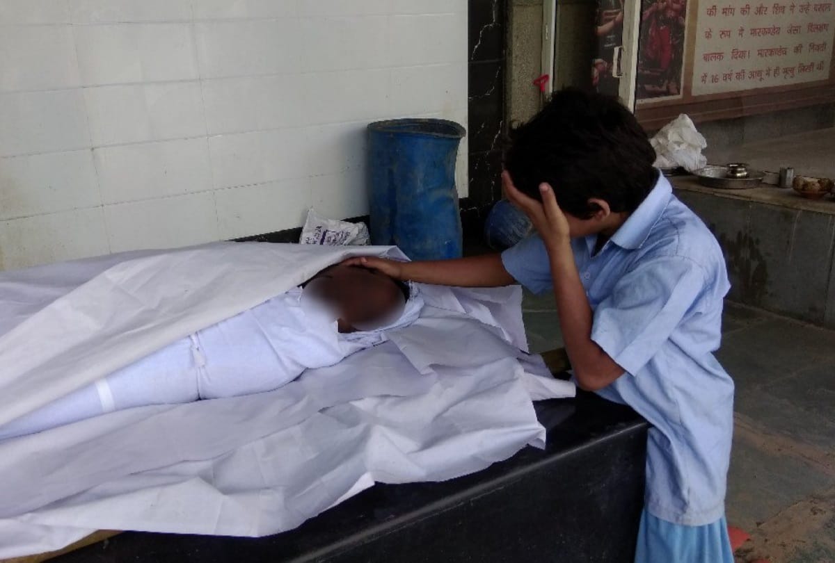 rahul gandhi takes on pm modi swachch bharat as sewage cleaner son cry father dead body viral photo