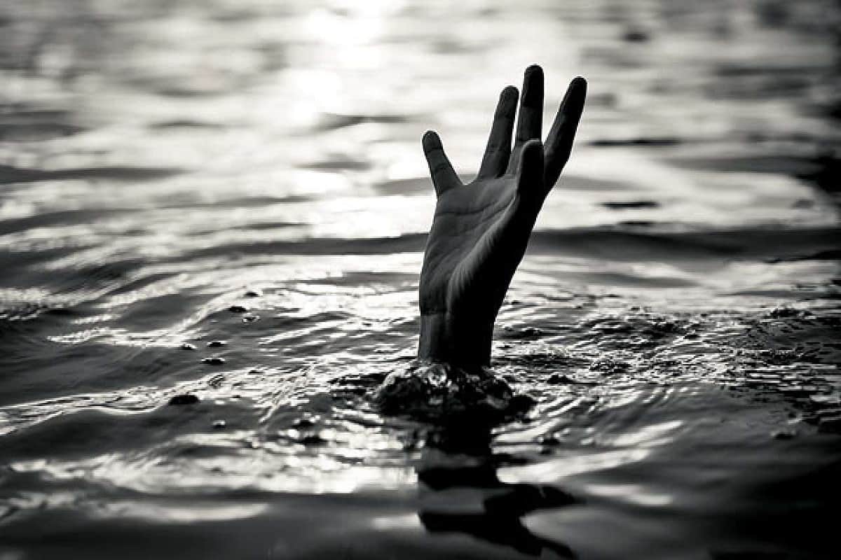 Two Delhi tourist Boy drown into ganga and missing in Rishikesh