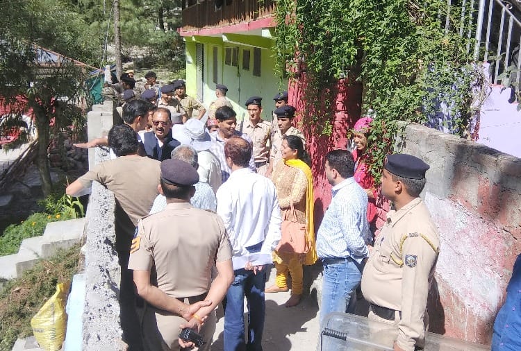 पुलिस के कड़े पहरे में होटलों की सीलबंदी