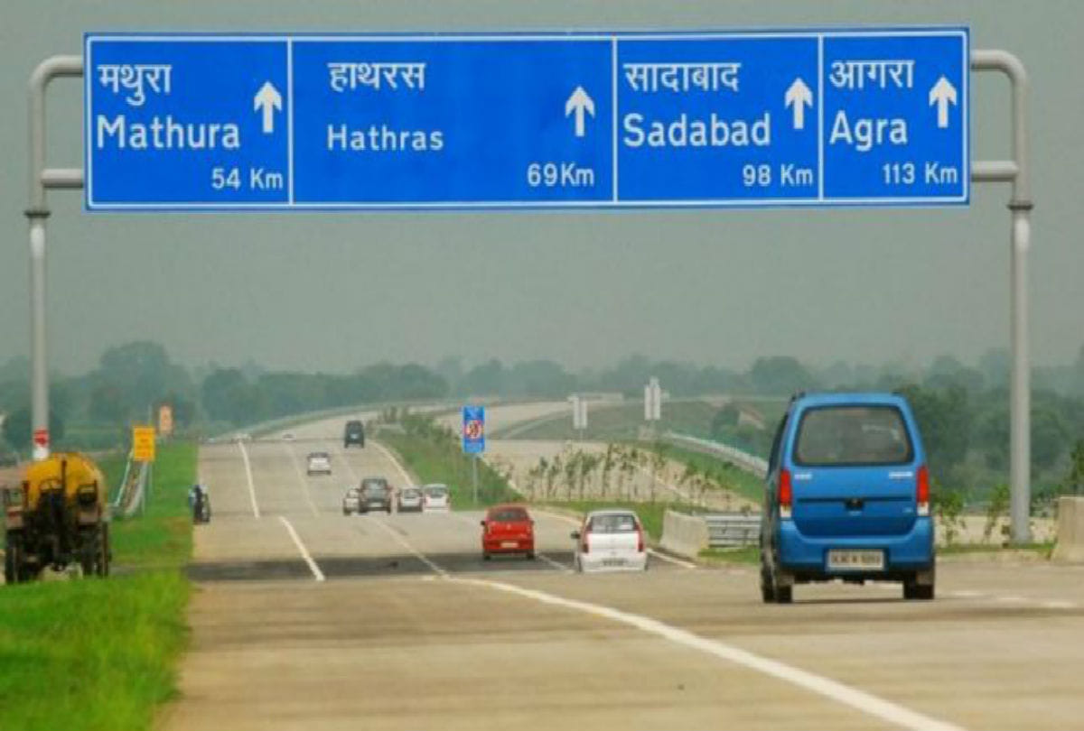 miscreants stones pelted on vehicles for loot on yamuna expressway