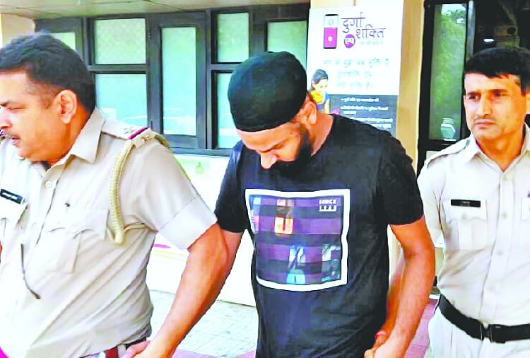 lakh rupees fruad on online fraudsters arrested from Delhi