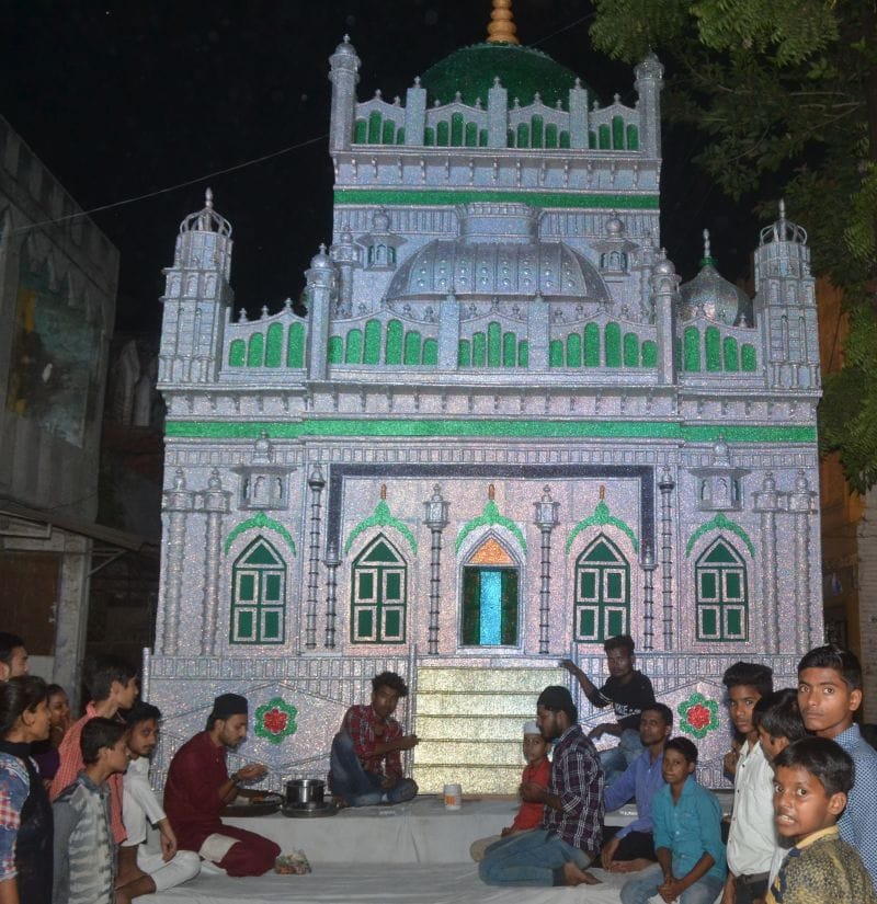 ताजिये रख याद की इमाम हुसैन की शहादत