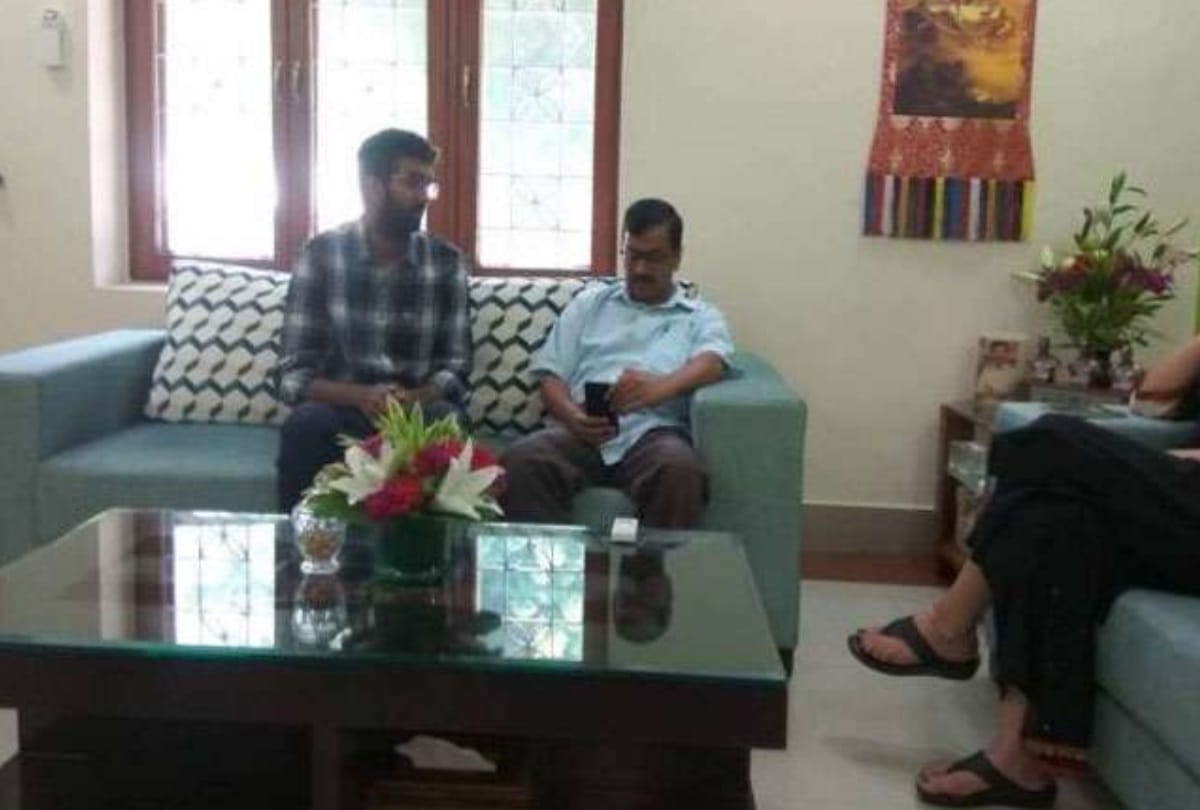 jnusu new president balaji meets kejriwal, angry abvp alleges of  politics in campus