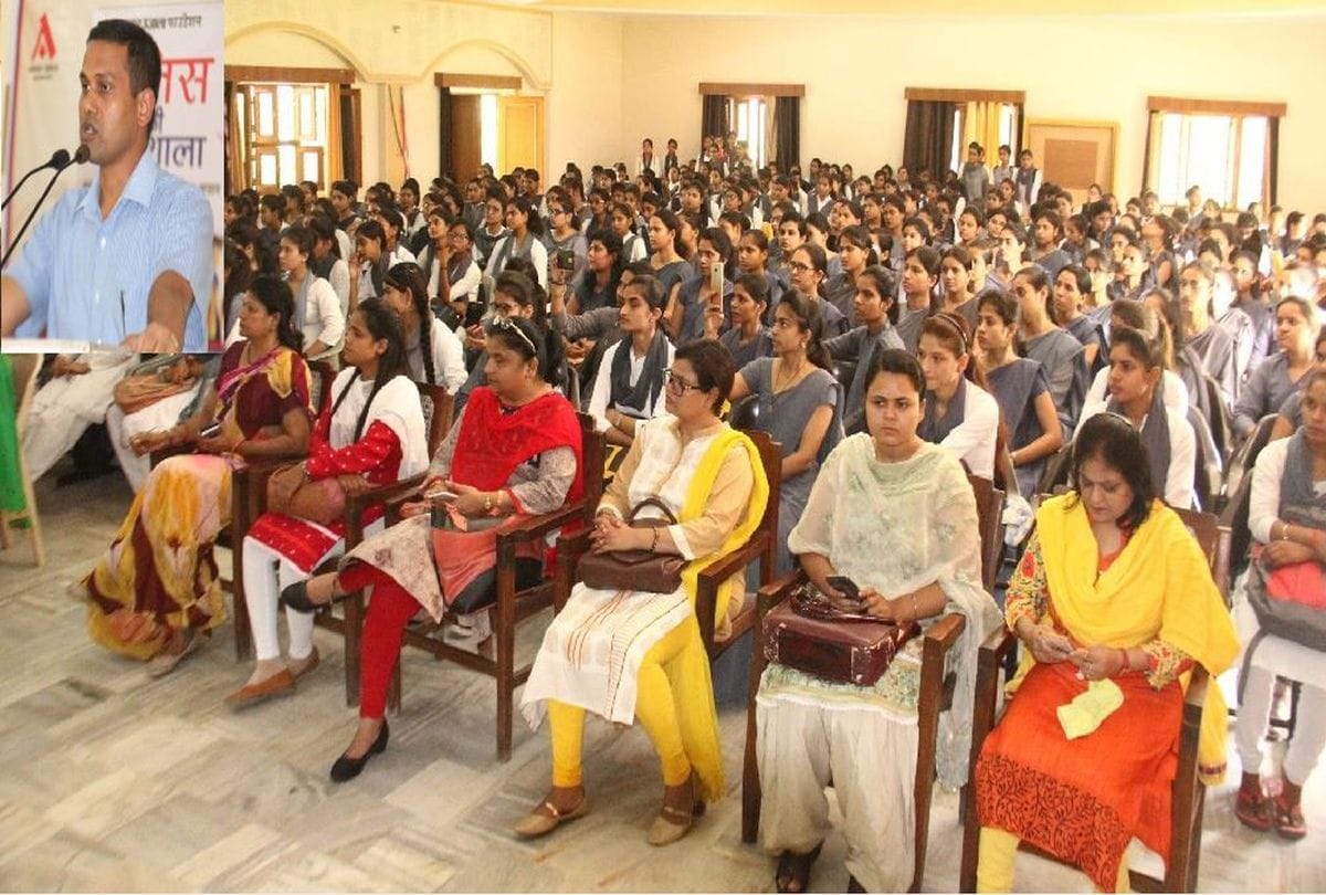 Police officer gave tips on security to students