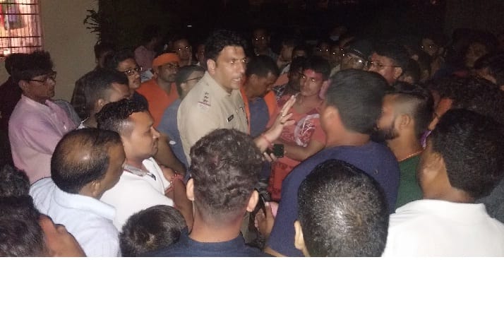 गणेश महोत्सव से लौट रहे व्यापारी की कार बाइक से टकराई, हंगामा