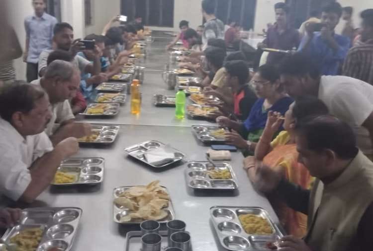 protest of students in lucknow university and BBAU for unhygienic food