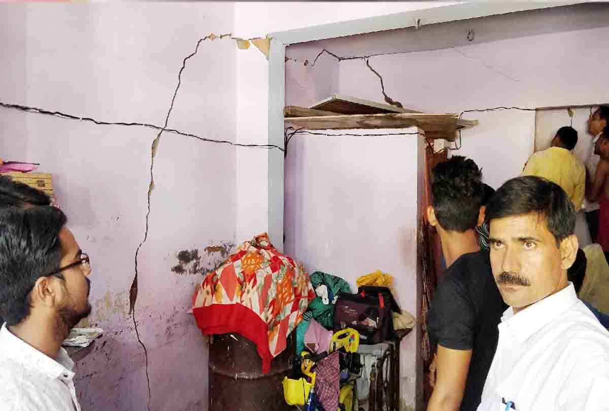 people worried to see cracks in ten houses