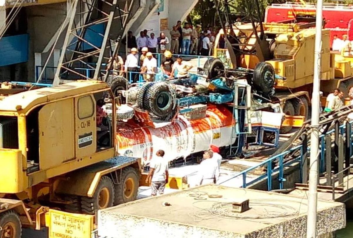 क्रेन  भेजने में देरी पर भड़के लोग, एनएच पर 15 मिनट चक्का जाम