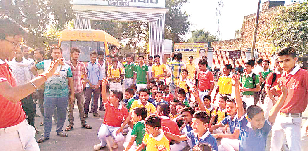 students jamed the road against fee increase.