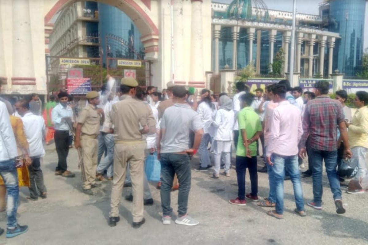 Saharanpur: college student accused the teacher of molestation girls Fierce ruckus