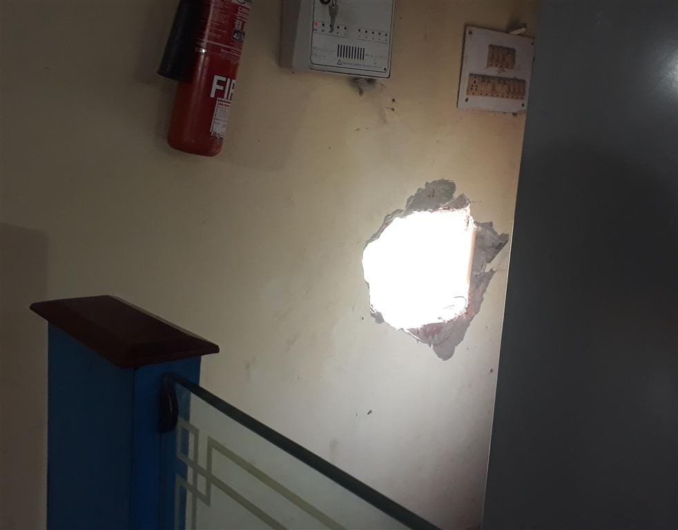 पुलिस चौकी के पास दुकानों में नकब लगाकर चोरी