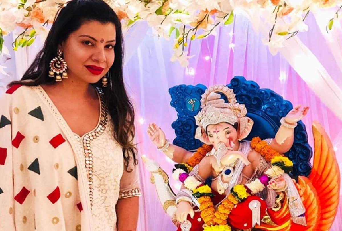 former bigg boss contestant sambhawana seth danced on road