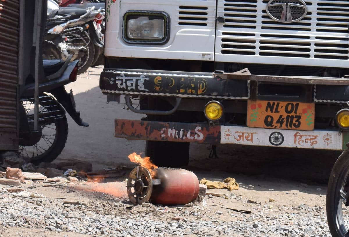 Varanasi brave girl save people life from gas cylinder fire