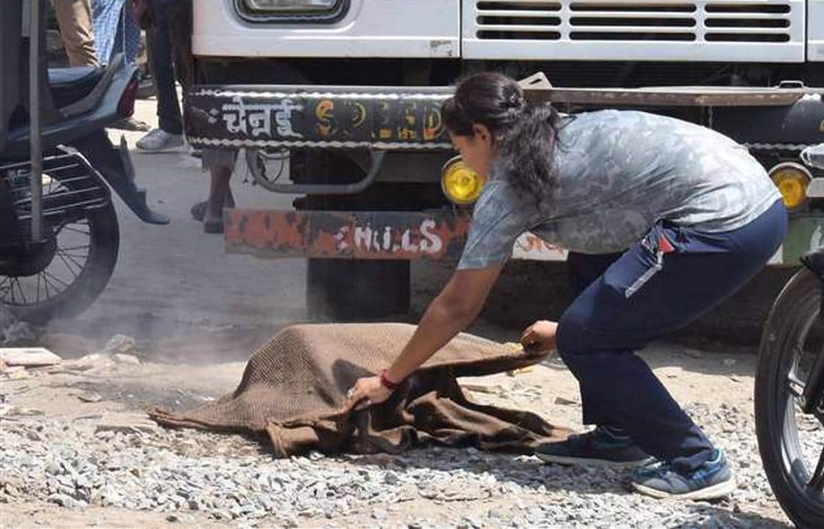 Varanasi brave girl save people life from gas cylinder fire